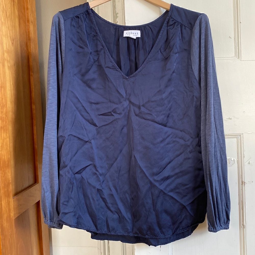 Velvet brand long sleeve v-neck top, navy size XL.